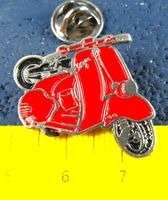 VESPA ROLLER SCOOTER MOTORROLLER PIN GEPRÄGT ROT/SILBRIG OLD
