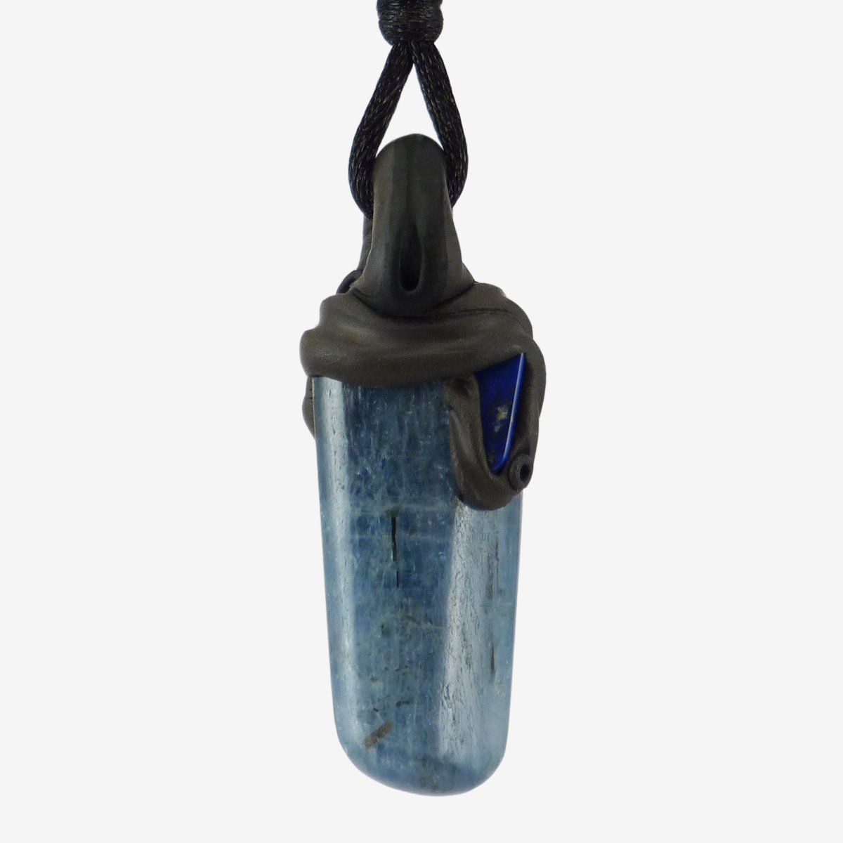Minerali & Pietre curative: Kyanit-Disthen Steinanhänger mit eingefasstem Lapislazuli – Nuovo e nell'imballaggio originale da Meilen venduto da BYRD-Design