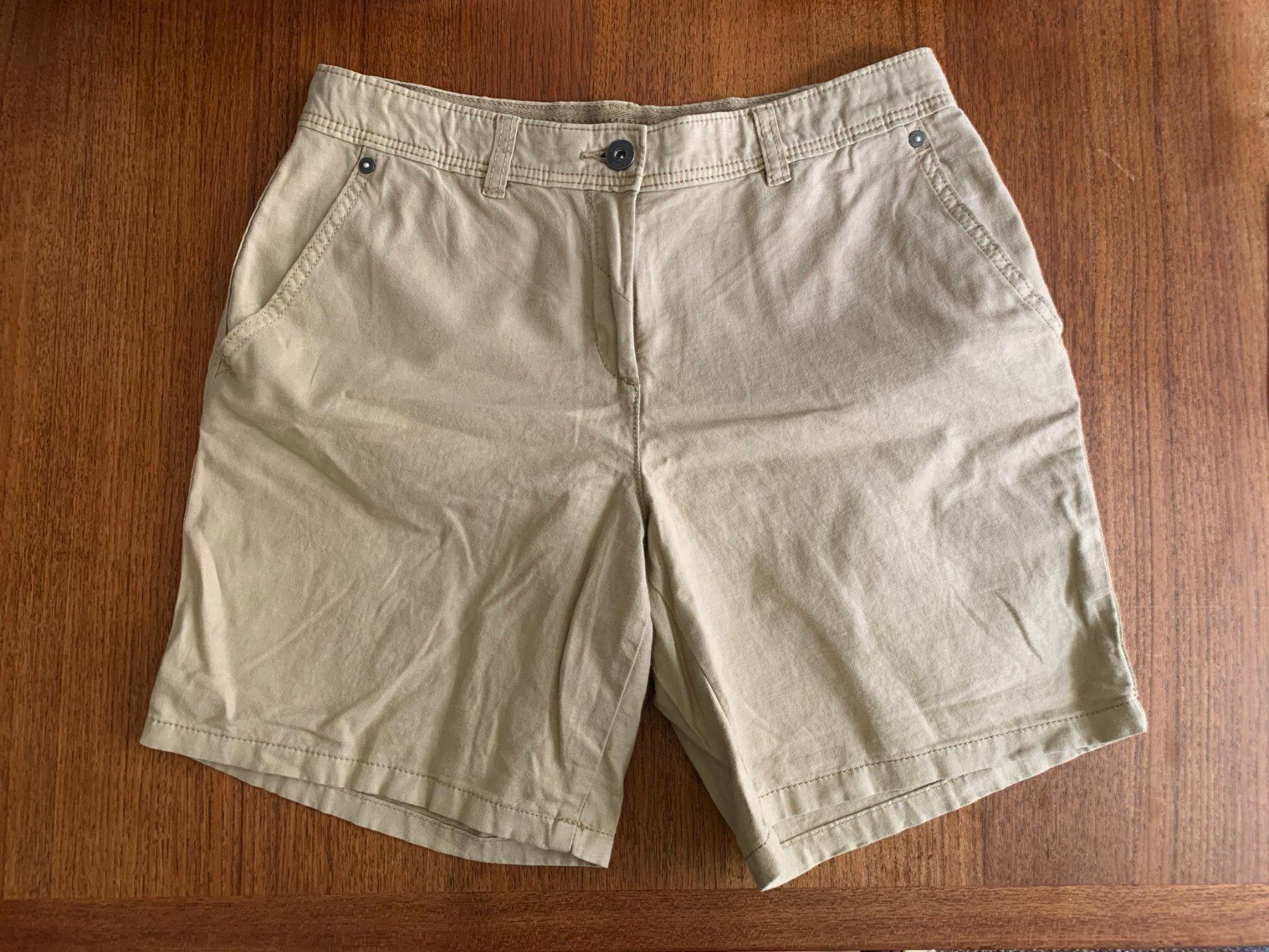 Bershka Hosen: BERSHKA - Bermuda Shorts beige 36 – Gebraucht aus Zürich von Diazaio