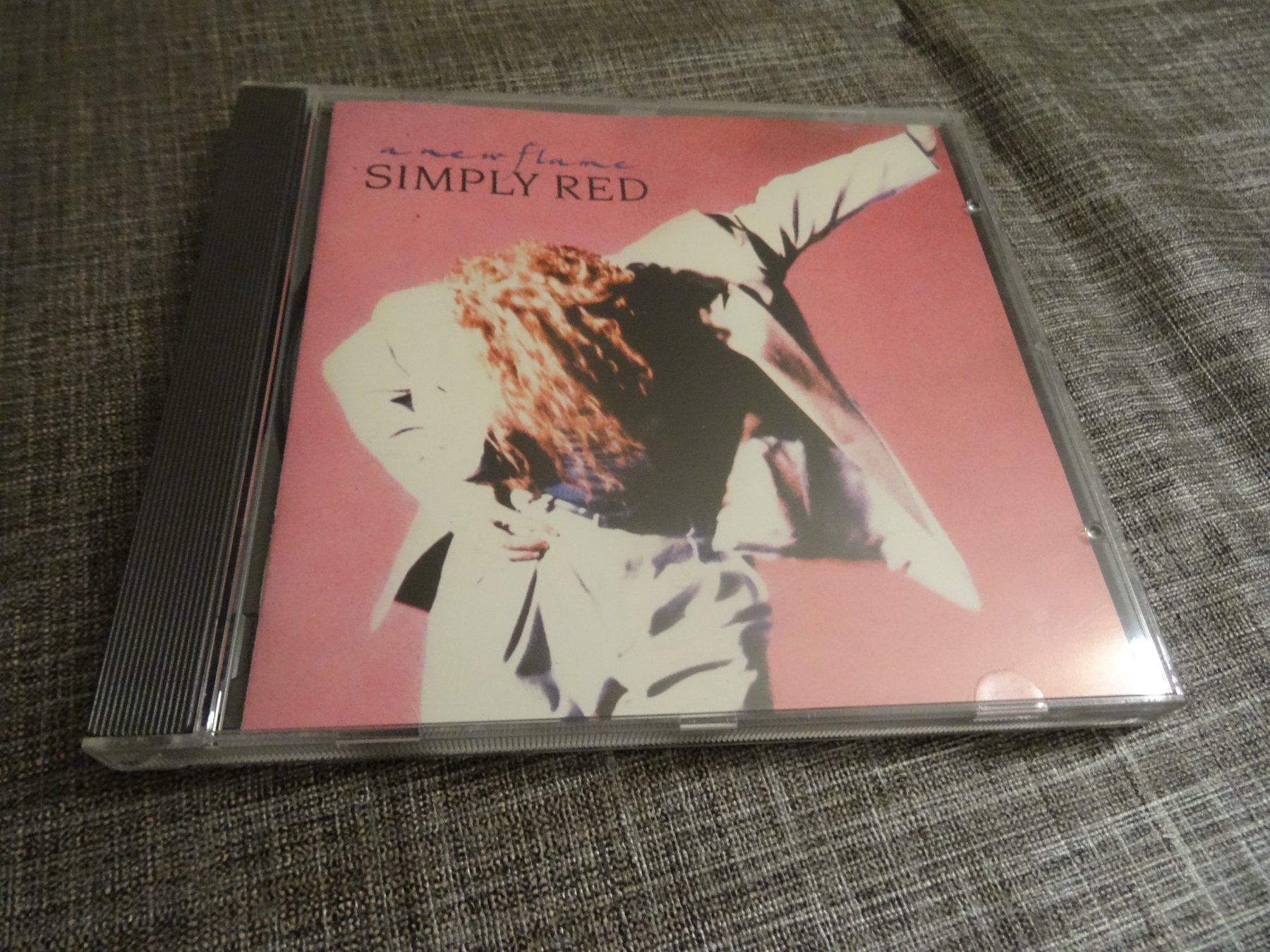 CD: Simply Red - A New Flame - CD – Usato da Olten venduto da Disc-Ausverkauf