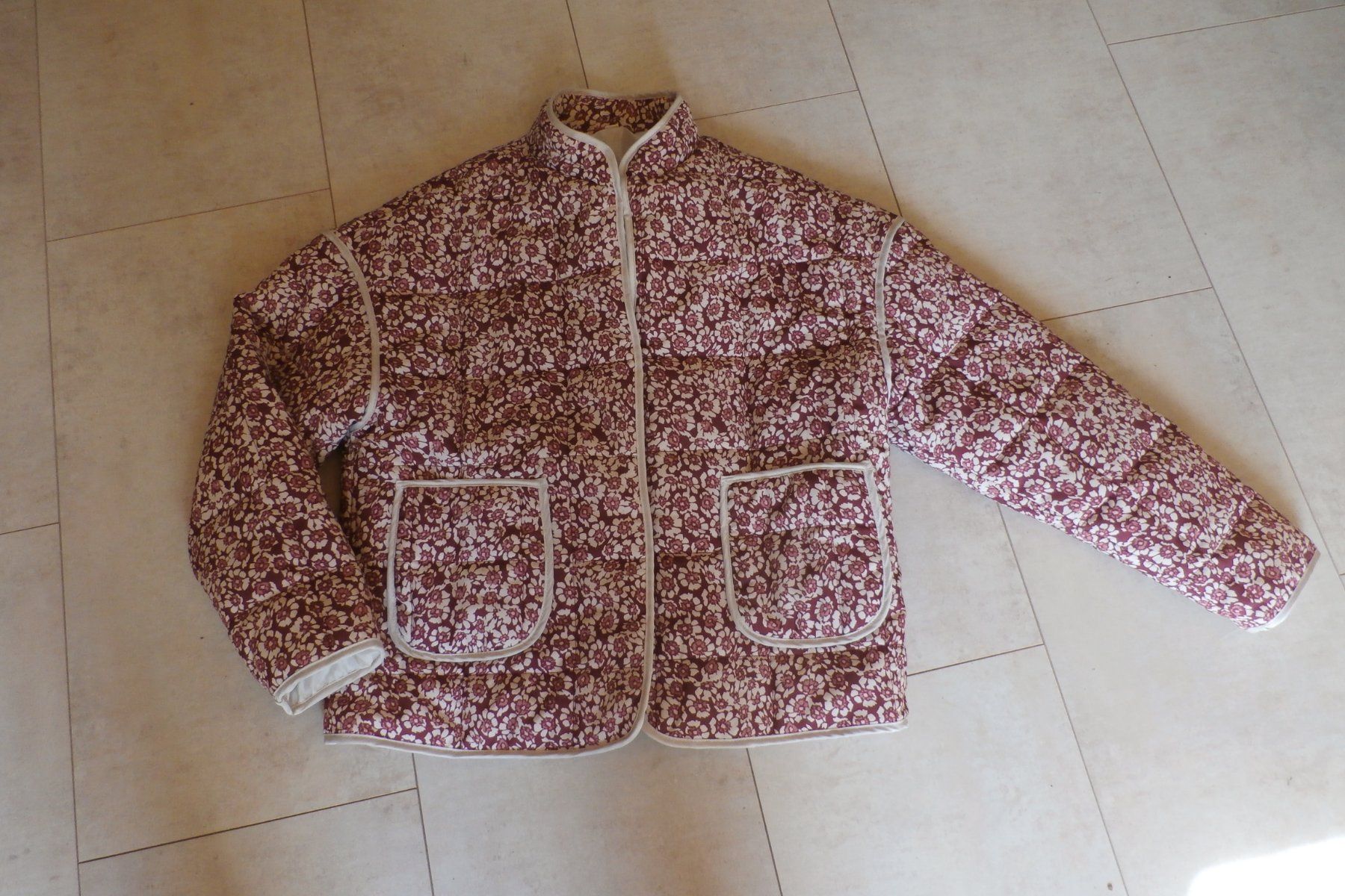 Giacche: Jacke mit Blumenmuster rot weiss gebraucht – Usato da Appenzell venduto da hundracing