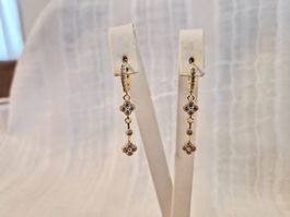Elegante goldene Ohrringe mit Zirkonia Steinen -