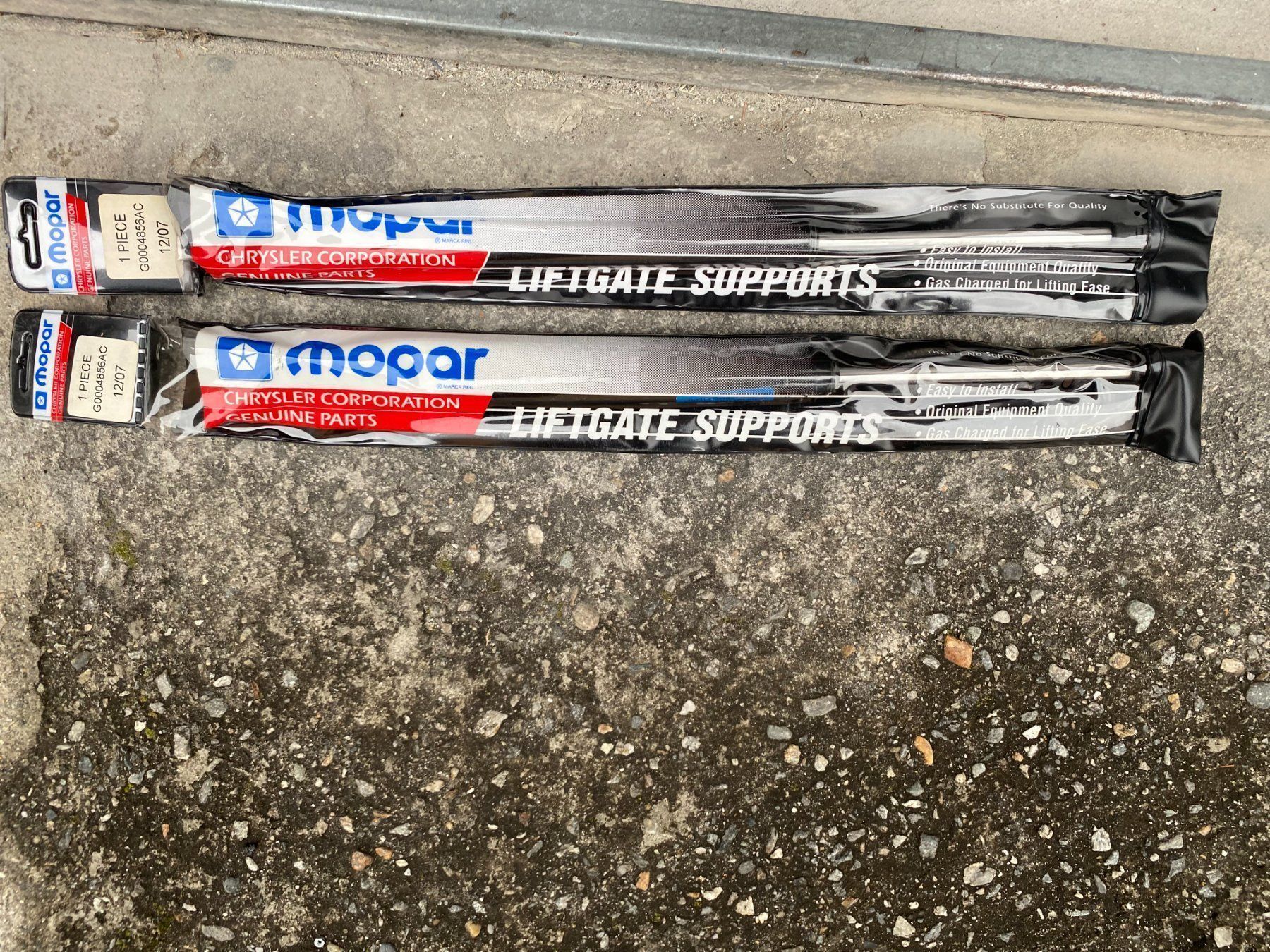Mopar Tutti pezzi di ricambio auto: Mopar Stoßdämpfer der Heckklappe‪ – Nuovo (secondo la descrizione) da Minusio venduto da demi0110