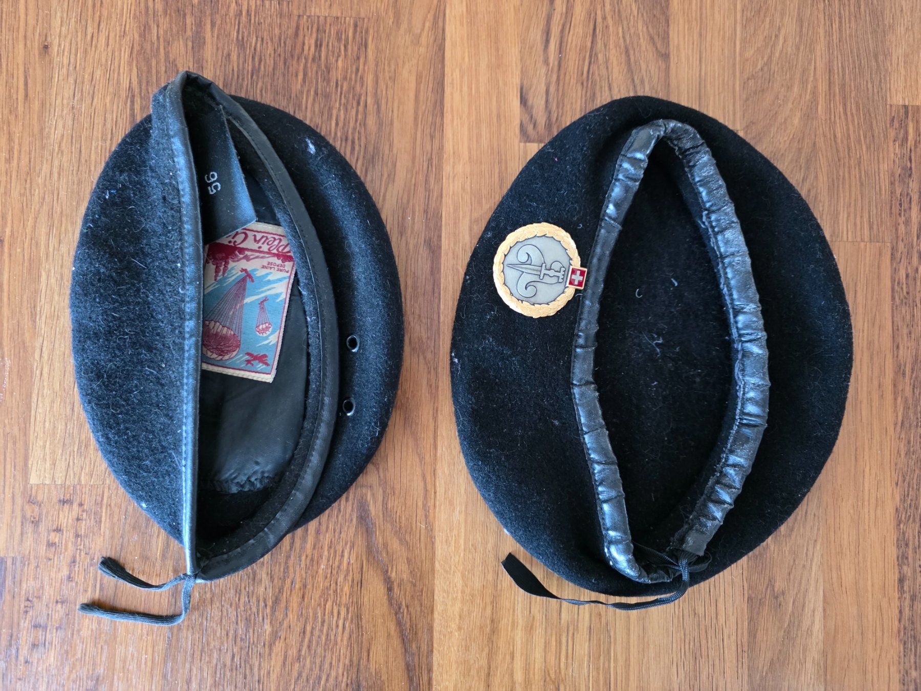 Schweizer Armee Uniformi: 2x Berret 1x mit Emblem 1x ohne – Usato da Aarau venduto da Lennz_17
