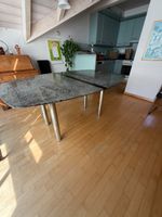Esstisch mit Granitplatte und Metallbeinen