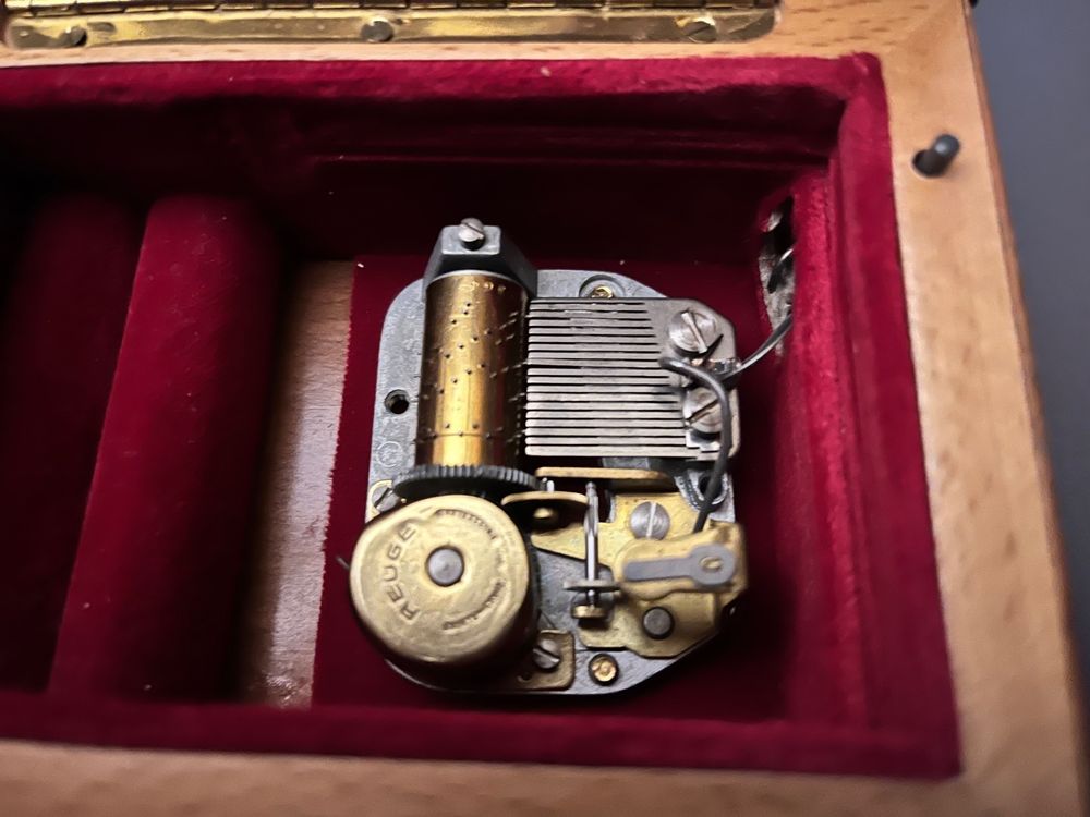 Spieluhr 'La Vie En Rose' - Handkurbel Musikdose In Buchform Mit Edith Piaf Melodie