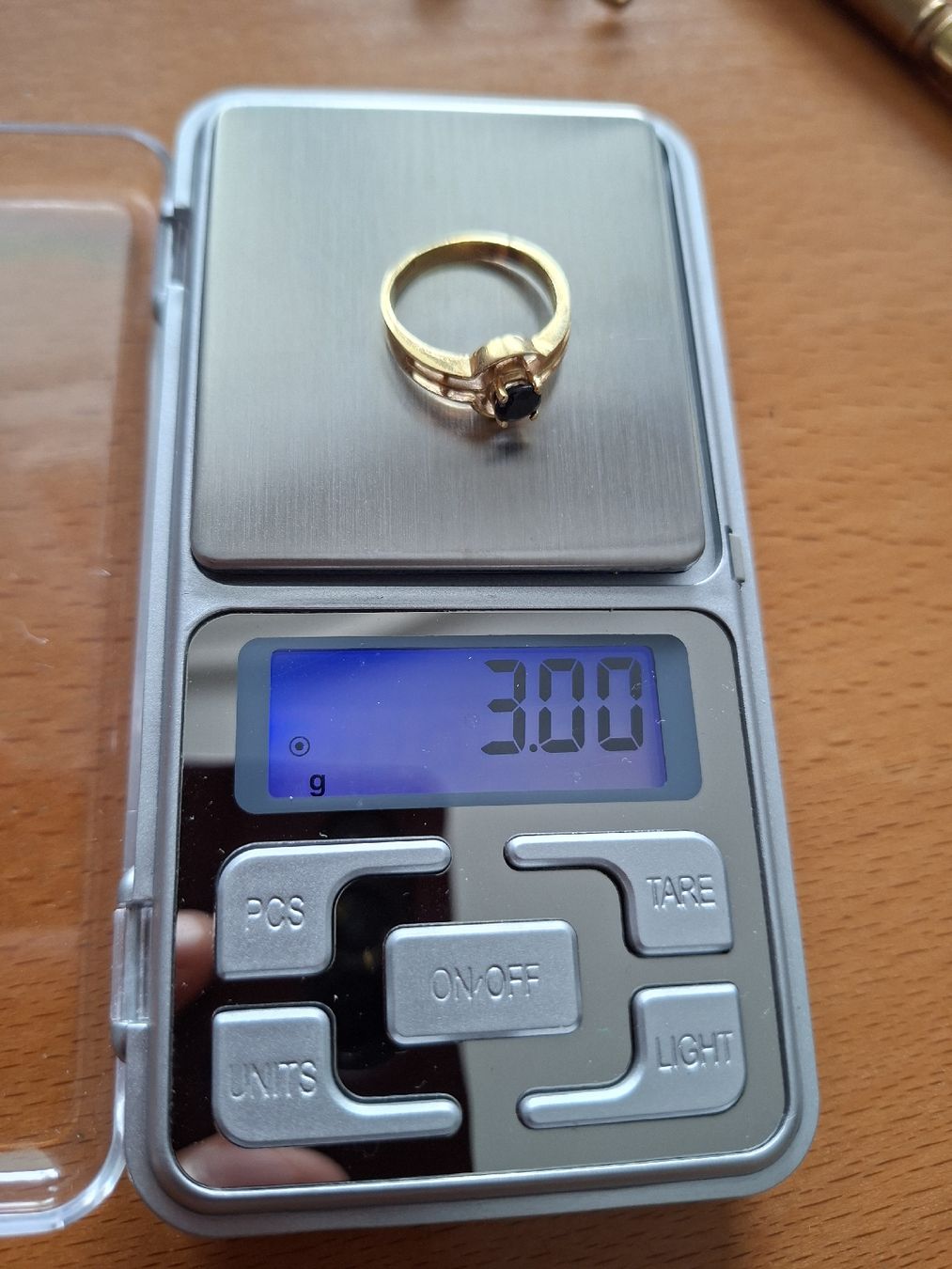 Anelli: Goldring 24 K mit blauem Stein 3 Gramm. – Nuovo (secondo la descrizione) da Uster venduto da mak_mw2n