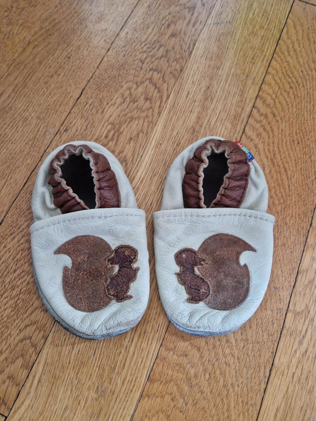 Scarpe per ragazzi: Niedliche Krabbelschuhe mit Eichhörnchen, Grösse 24 – Usato da Bern venduto da matthias.jenni