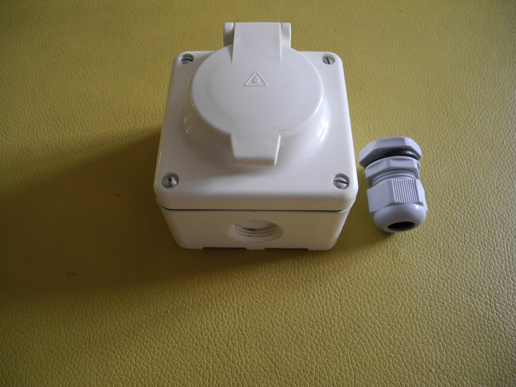 Stecker: Nass Steckdose – Neu (gemäss Beschreibung) aus Worb von kebe01