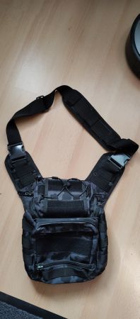 Umhänge Tasche camo schwarz