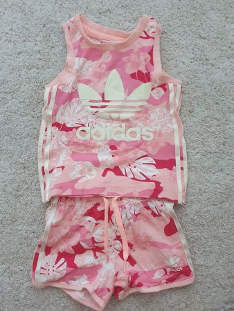 Adidas T-Shirt und Shorts