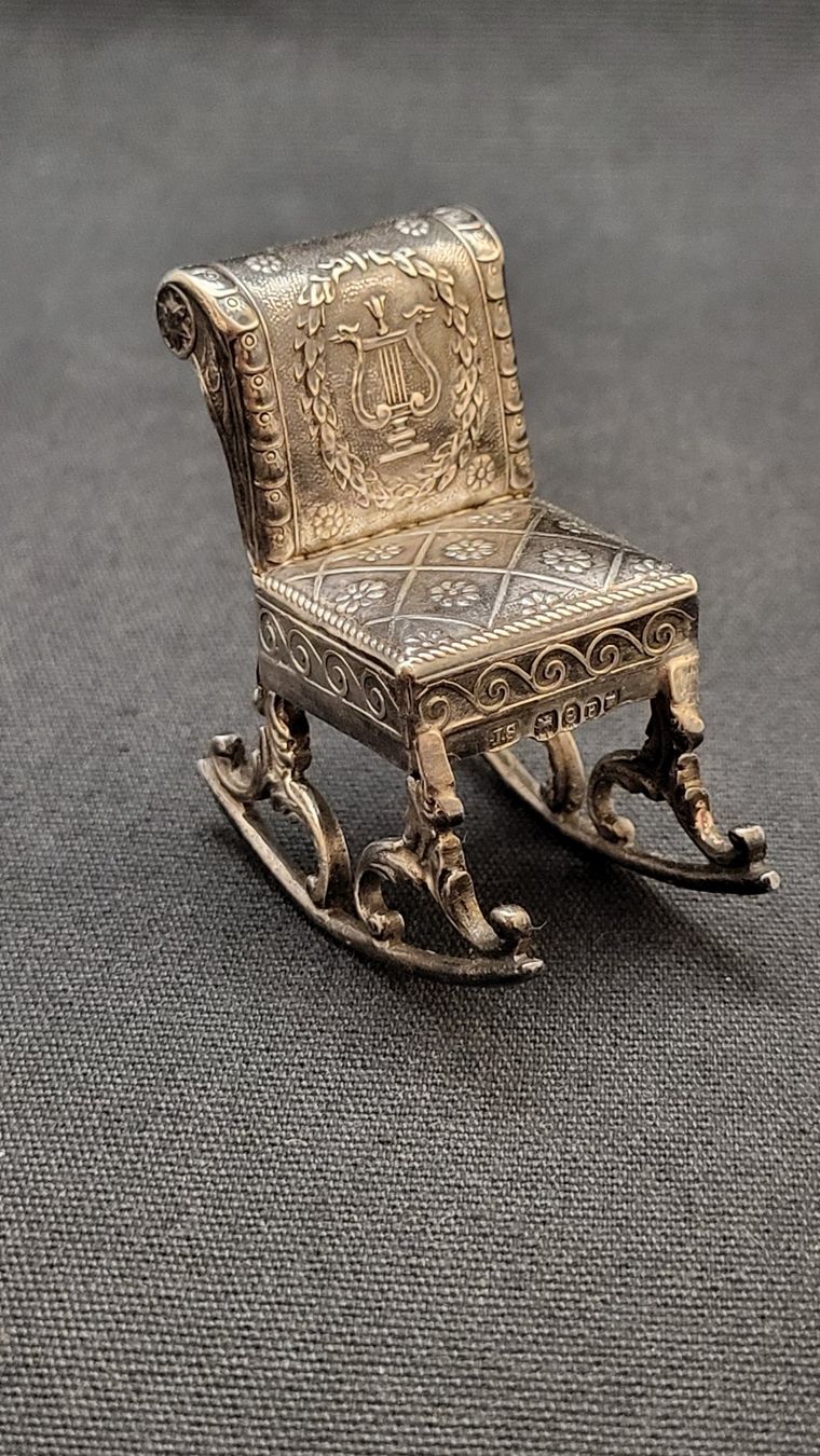 Statuette: MINIATUR-SCHAUKELSTUHL aus Silber "II" – Usato da Basel venduto da spinne02
