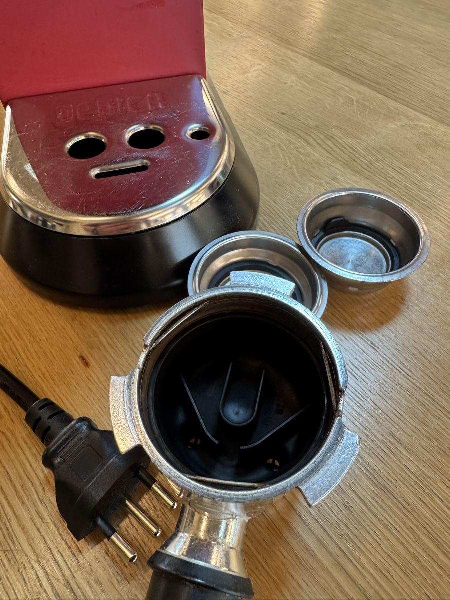 De'Longhi Kaffeemaschinen & Espressomaschinen: DeLonghi Dedica rot – Gebraucht aus Stettlen von DieTaube2.0 2