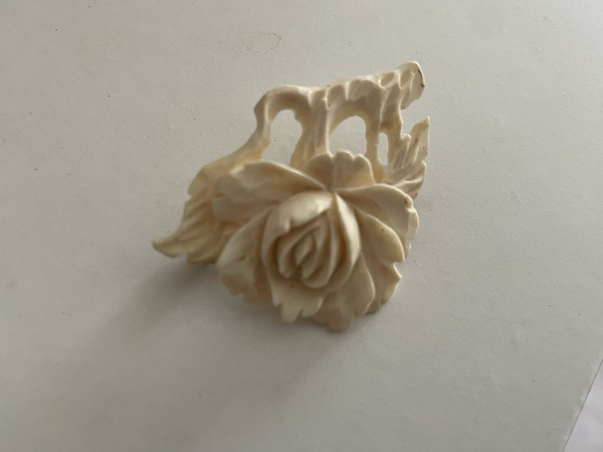 Broschen & Nadeln: Art Deco ancienneBroche fleur sculptée – Gebraucht aus Worben von benit.drn 1