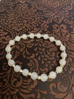 Perlenarmband weiss mit silberfarbenen Elementen neu