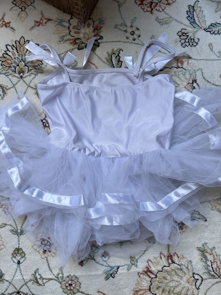 Scarpe, pantaloni & magliette da ginnastica: Süsses weiss/silbernes Tutu Kleidchen Gr 122/128 – Usato da Wolfwil venduto da Vessie 3