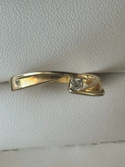 Bagues: Wunderschöner goldener Ring mit einem Diamanten – D'occasion à Henggart par Art-G 1