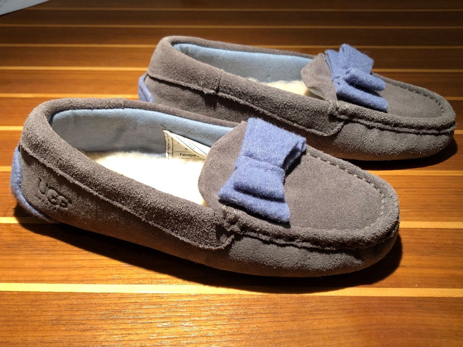 Ugg Chaussures garçon: UGG Slipper, Grösse 31 – D'occasion à Männedorf par liebfux