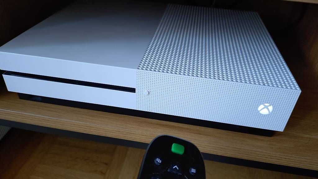 Microsoft Konsolen: Xbox One s avec manette télécommande – Gebraucht aus Bussigny von RicardoShop 2