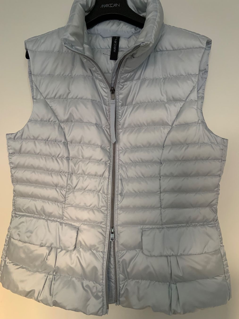 Marc Cain Gilet & Giacche senza maniche: Marc Cain Daunenweste, hellblau, Gr. 40 / Nr. 4 – Usato da Niederteufen venduto da mix18