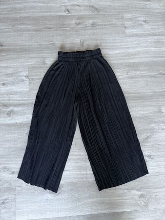 Bershka Plisse Stoffhose, Schwarz, Grösse S, Top Zustand!