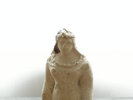 Antike Frauenskulptur mit viel Patina