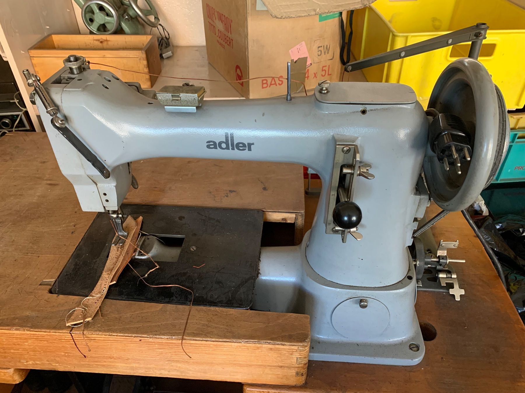 Adler Macchine da cucire: Machine à coudre le cuir Adler 230 – Usato da Gollion venduto da nh1_l5p8 1