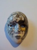 Maskenbrosche
