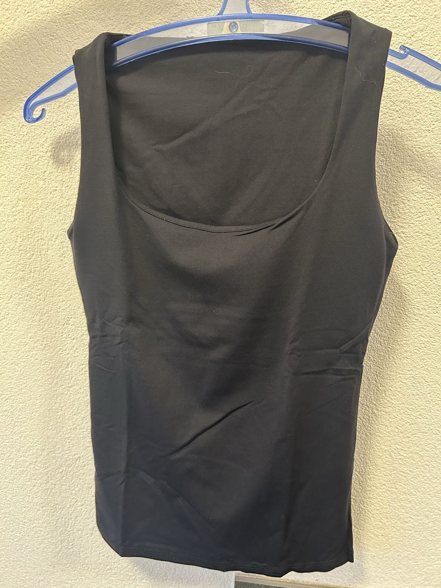 Tops: Top noir sans manches  – D'occasion à Bôle par sev_n85b