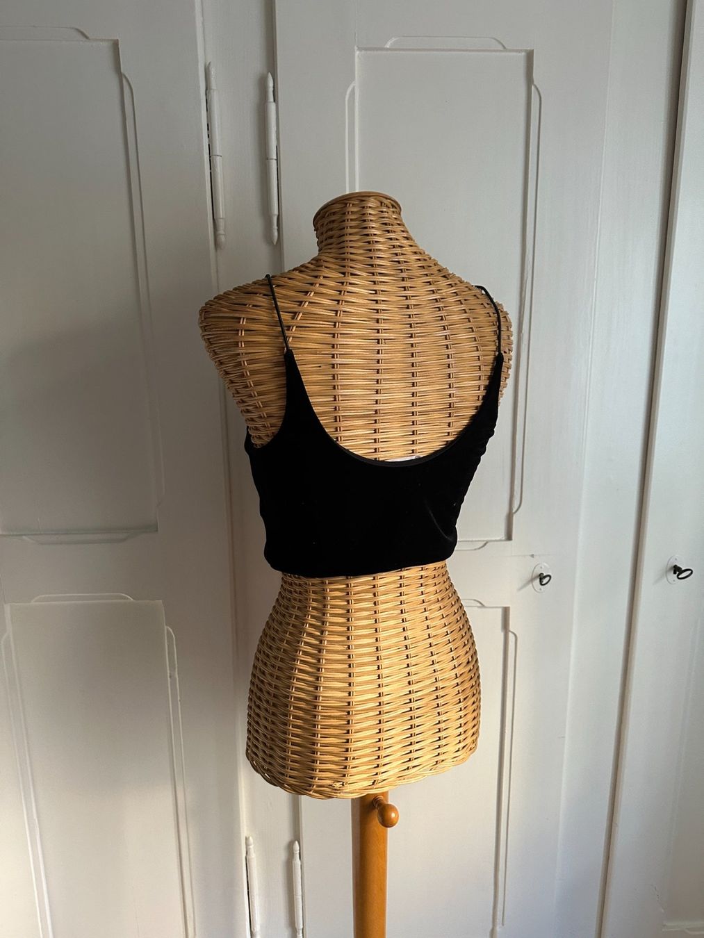 Mango Top: MANGO - Cropped Samt Top schwarz XS/S – Usato da Zürich venduto da Diazaio 2