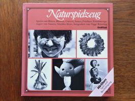 Naturspielzeug, Spielen mit Blüten, Blättern, Gräsern etc.