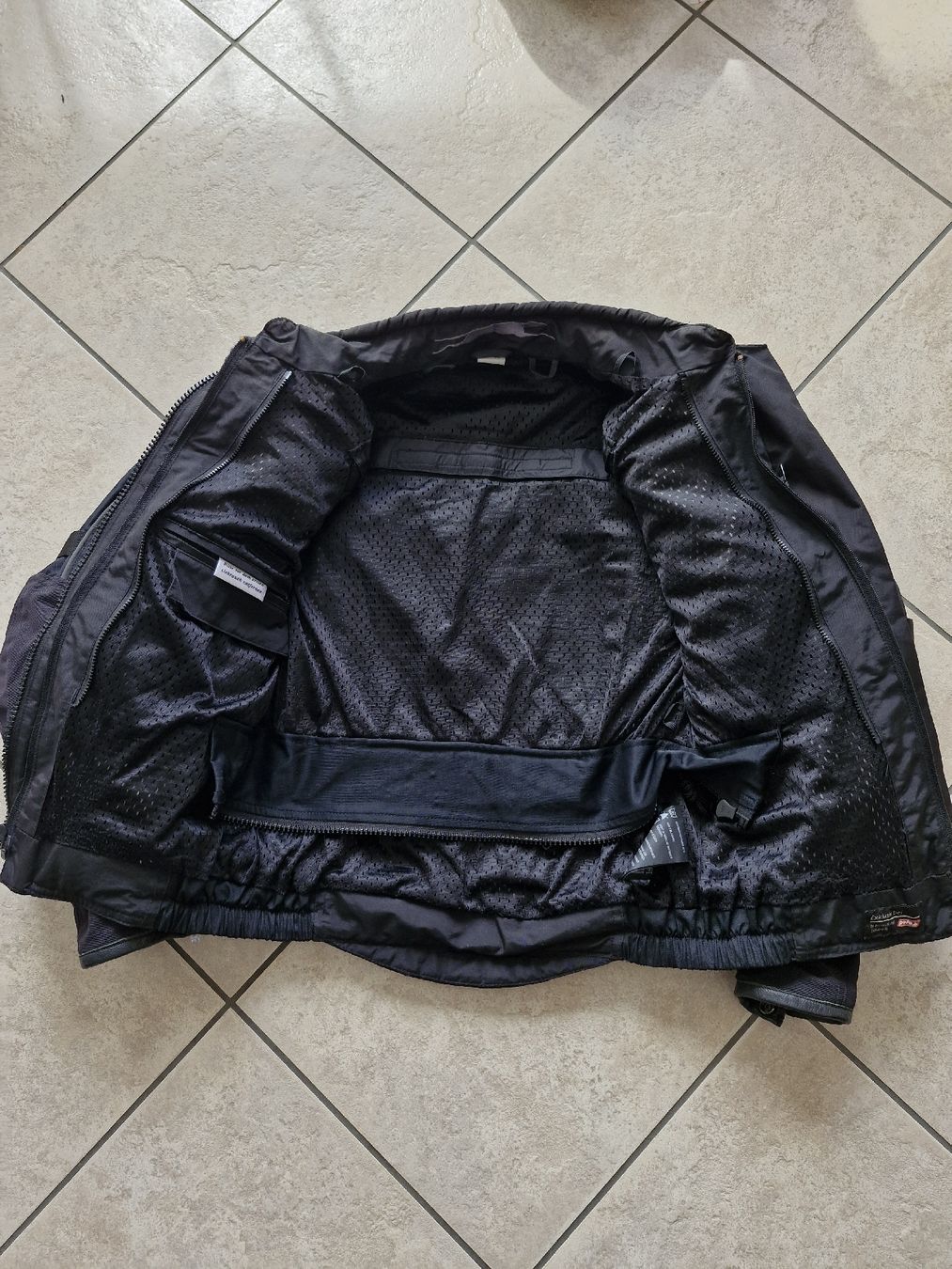 FLM Lotti di vestiti: Töffbekleidung Damen komplett – Usato da Disentis/Mustér venduto da epa_862v 4
