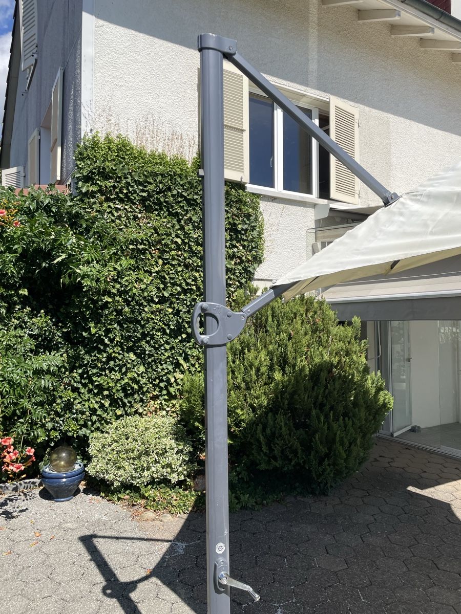Ombrelloni: Sonnenschirm Hanggirm mit Drehfunktion grau Gestell solide – Usato da Worben venduto da moriana 2