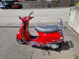 Schicke rote Vespa Piaggio ET4 (125/8kW)