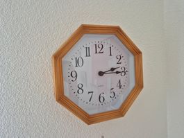 Schöne Wanduhr mit Holzrahmen