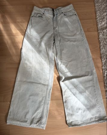 Jeans Damen, weiter Schnitt bei Beinen
