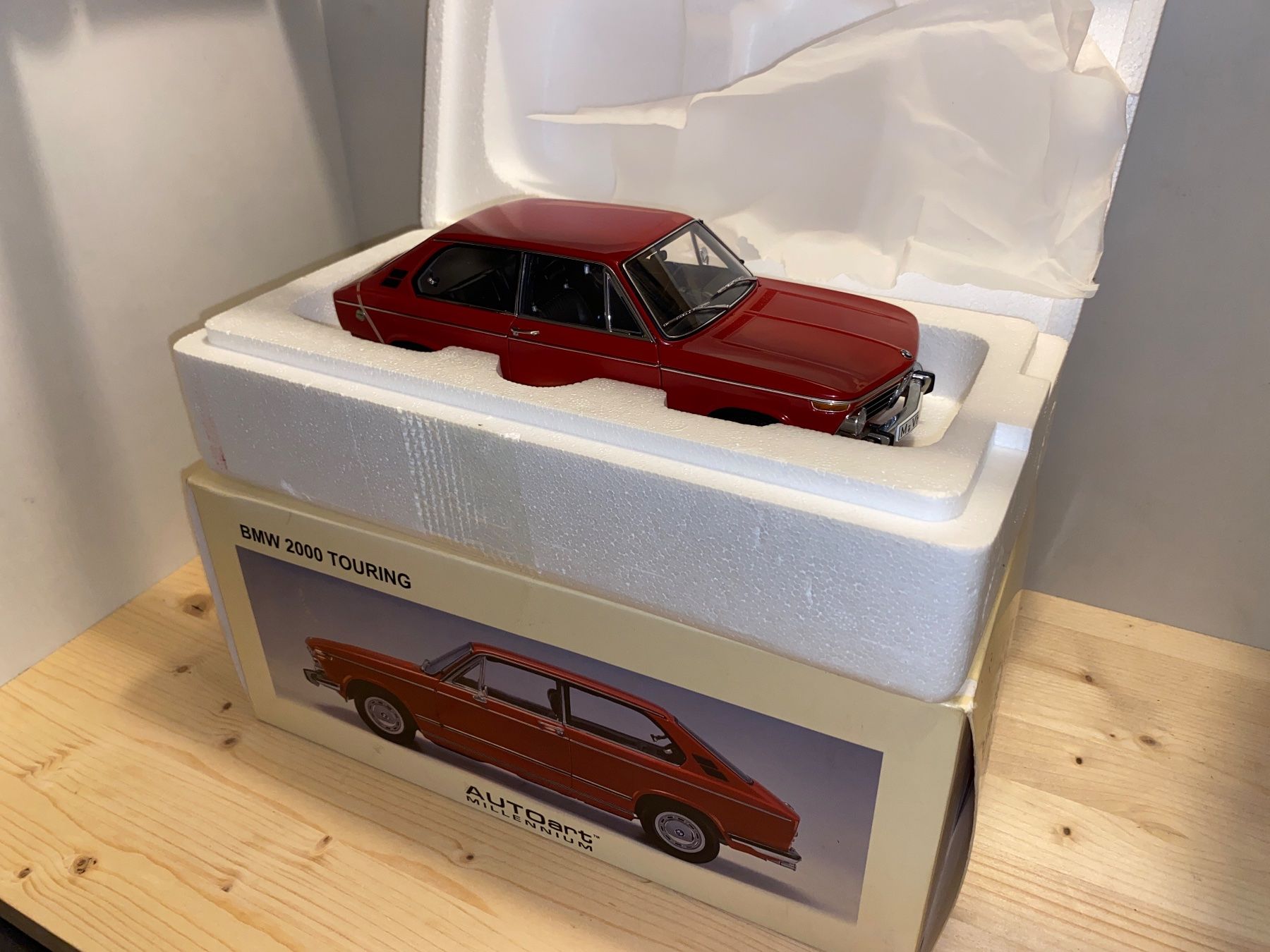 BMW Modellini d'auto: BMW 2000 Touring 1/18 AutoArt Millennium – Nuovo (secondo la descrizione) da Wohlen AG venduto da PrivatSammlung