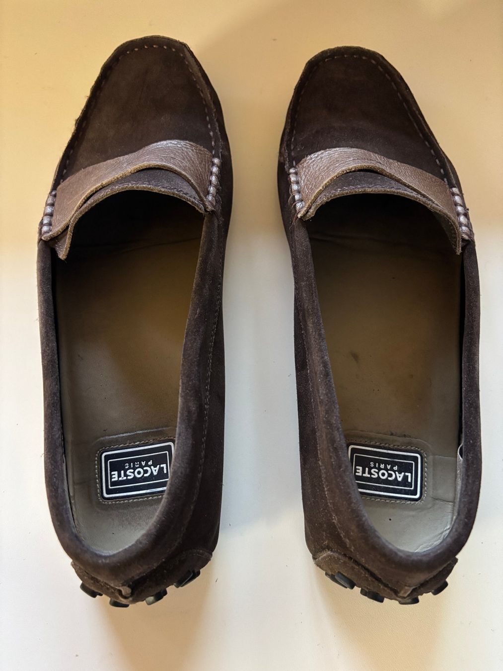 Lacoste Scarpe da uomo: Lacoste - Mocassins en daim - Marron - 43 – Usato da Grand-Lancy venduto da alf_8dk7 6