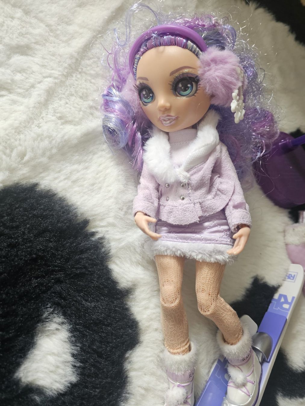 Bambole: Rainbow High Winter Break Violet Willow Puppe Ski Set – Usato da Ebikon venduto da Ibbolet