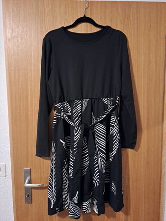 Schönes Kleid schwarz, Grösse XXL mit Federprint