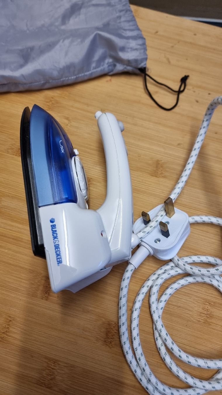 Ferri da stiro: Ferro da stiro da viaggio Black&Decker compatta – Usato da Altdorf UR venduto da Adeleiro 3