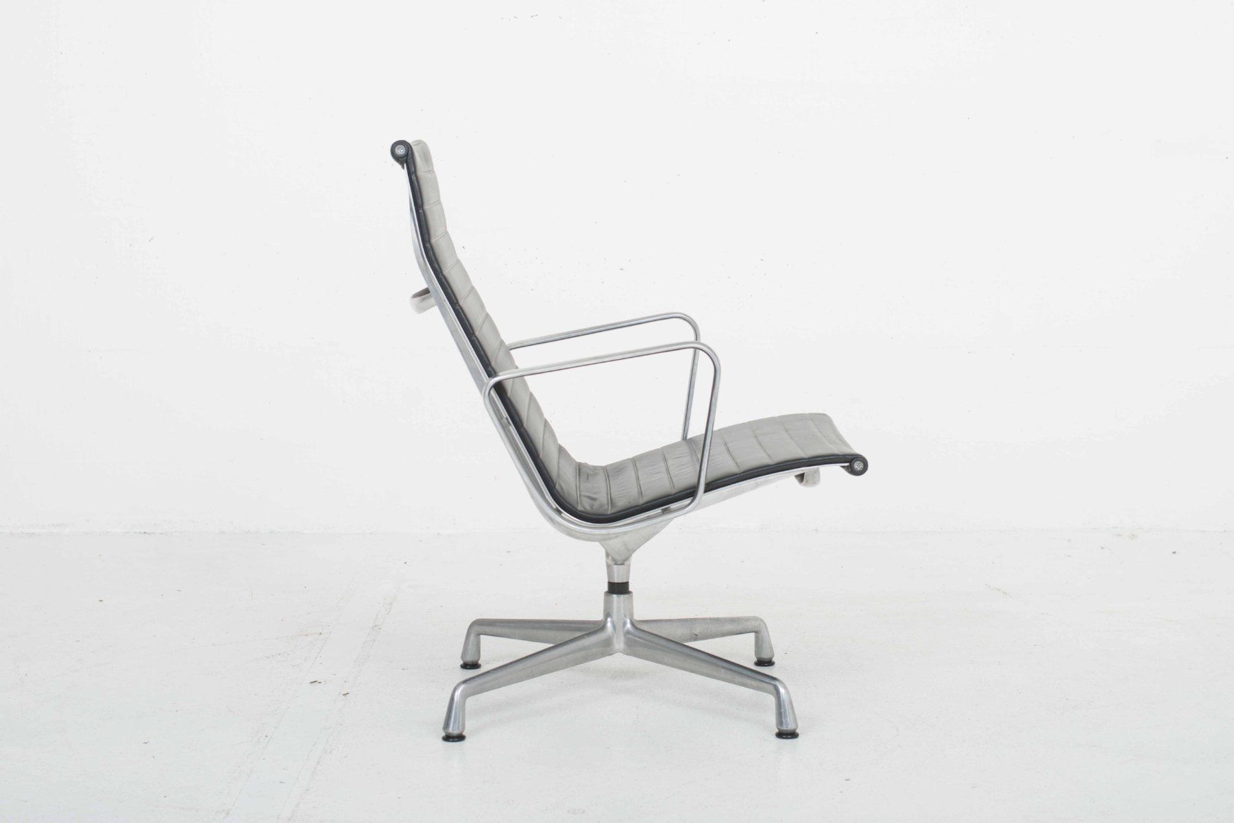 Vitra Poltrone: Vitra EA 115 Designer Sessel- Charles & Ray Eames in Leder – Usato da Zürich venduto da STUZH38 3