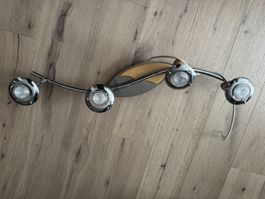 Schöne Deckenlampe mit Holz und LED