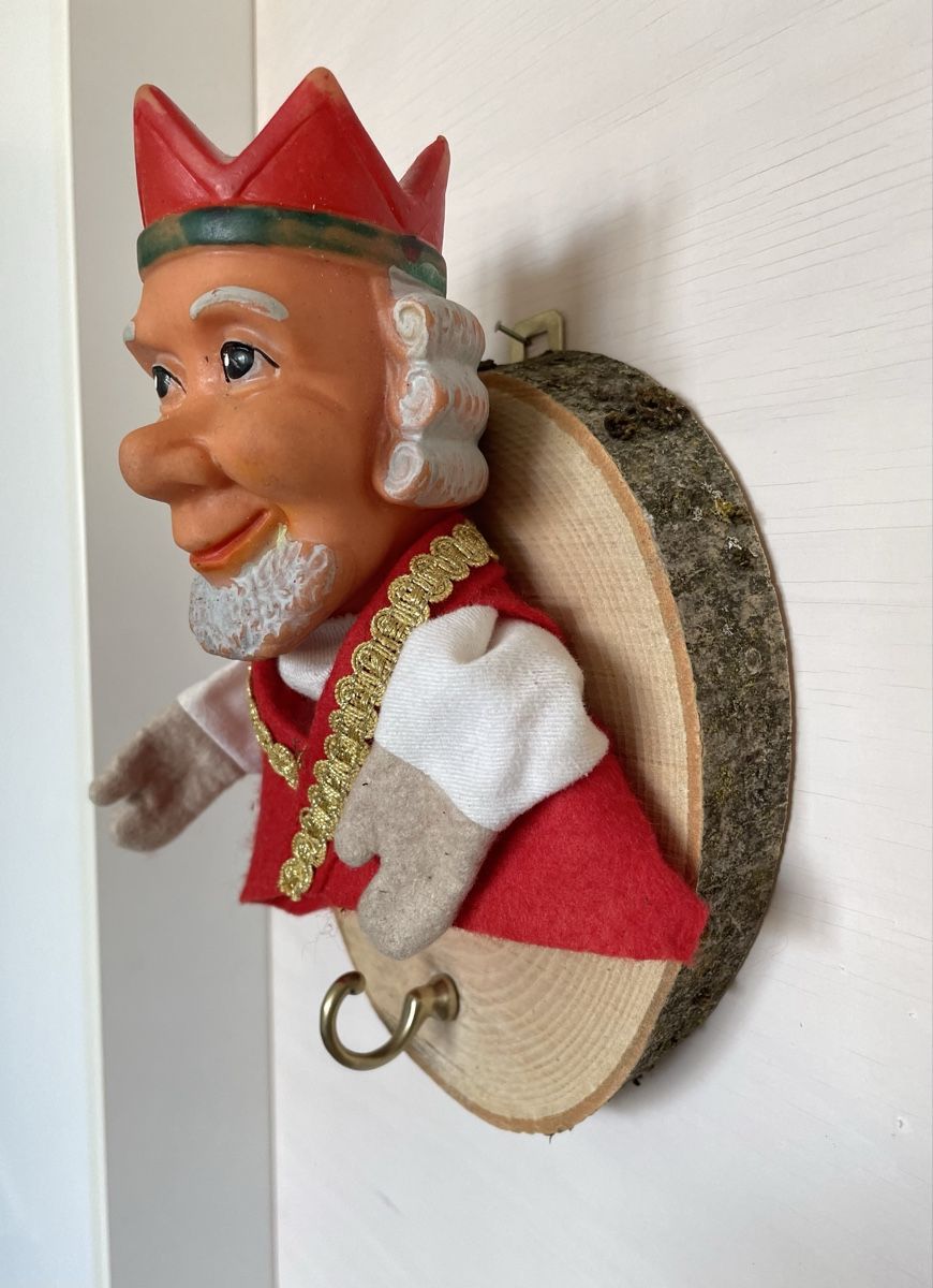 Guardaroba: Garderobe mit Kasperli Figur – Usato da Zürich venduto da Refereefair 1