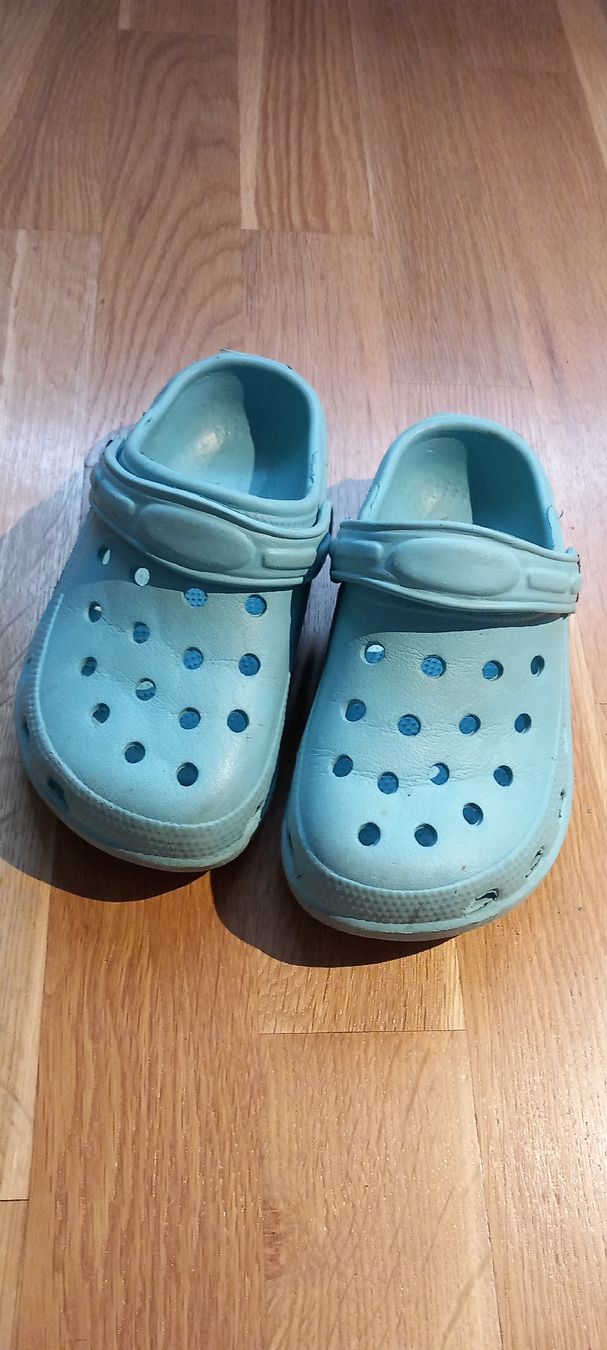 Chaussures garçon: Kinder Clogs hellblau Grösse 27 gebraucht – D'occasion à Oberburg par liawit