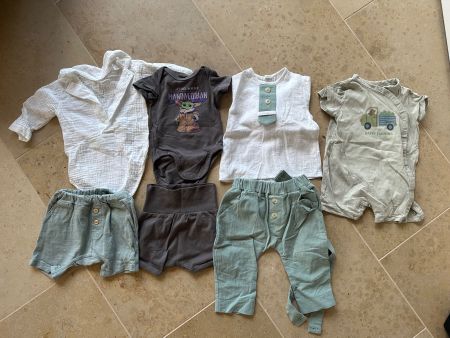 Baby Strampler und Kleider, 56