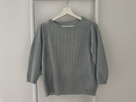 Pull des Petits hauts bleu ciel très bon état 
