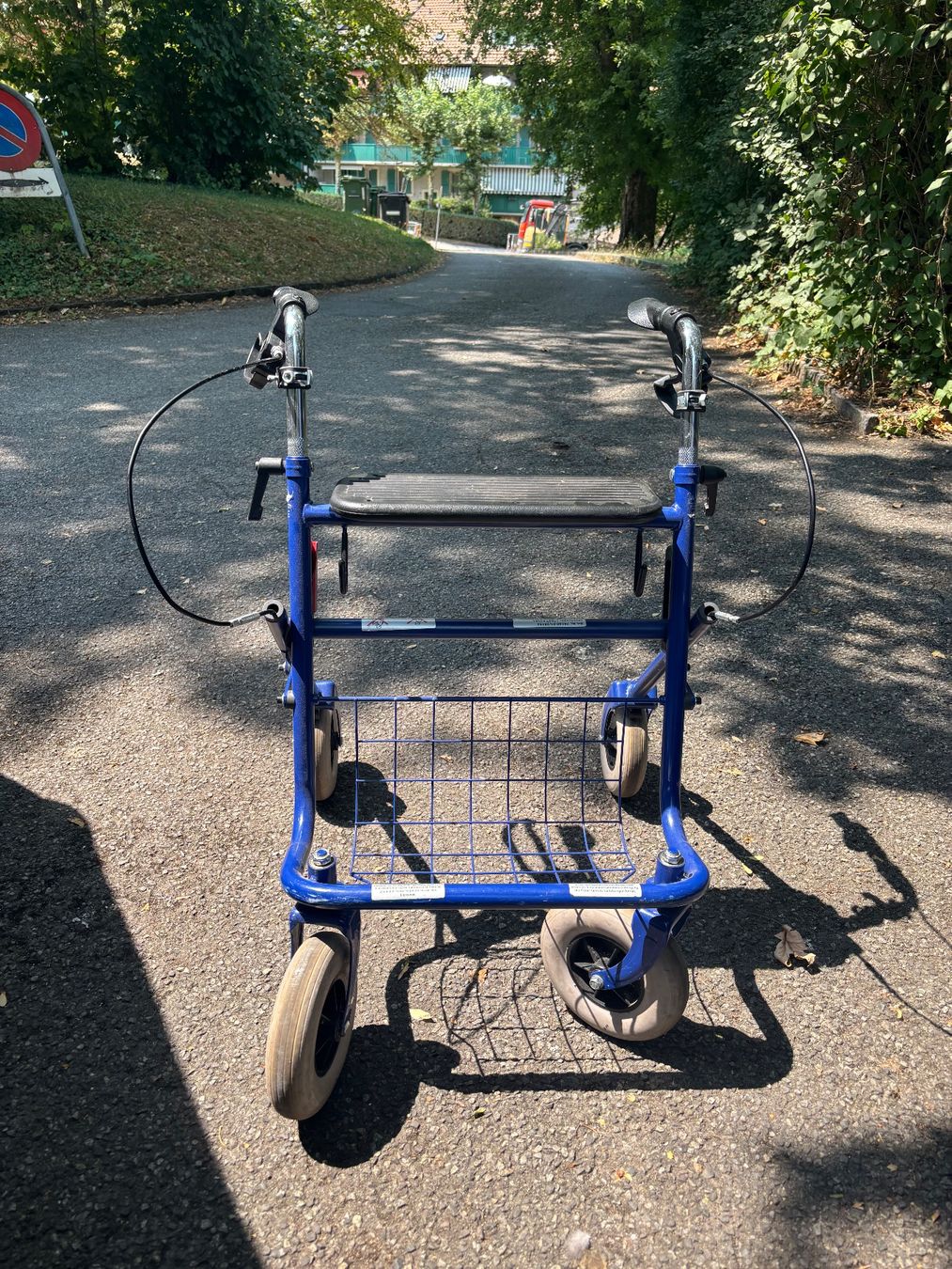 Gehhilfen: Rollator / Déambulateur 4 roues bleu avec siège – Gebraucht aus Genève von ele_bf9g