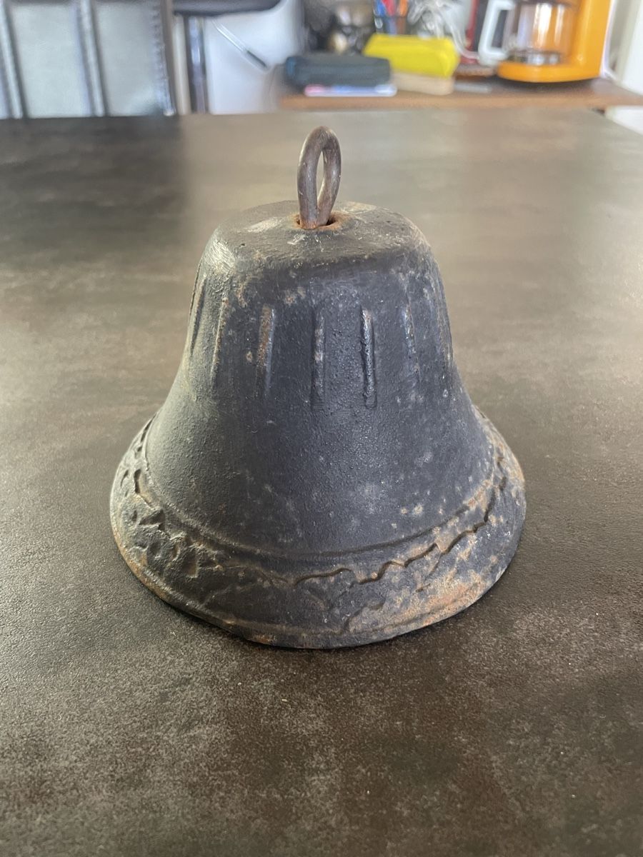 Cloches & sonnailles: Ancienne Cloche en Fonte – D'occasion à Vallamand par Bricbracbroc82 1