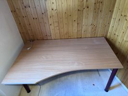 Schöner geschwungener Schreibtisch mit Kabelschacht
